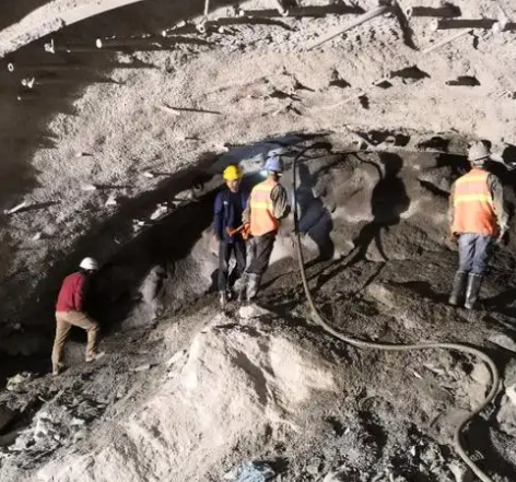 綦江隧道拱顶带模注浆料，微膨胀注浆料的特点及施工工艺